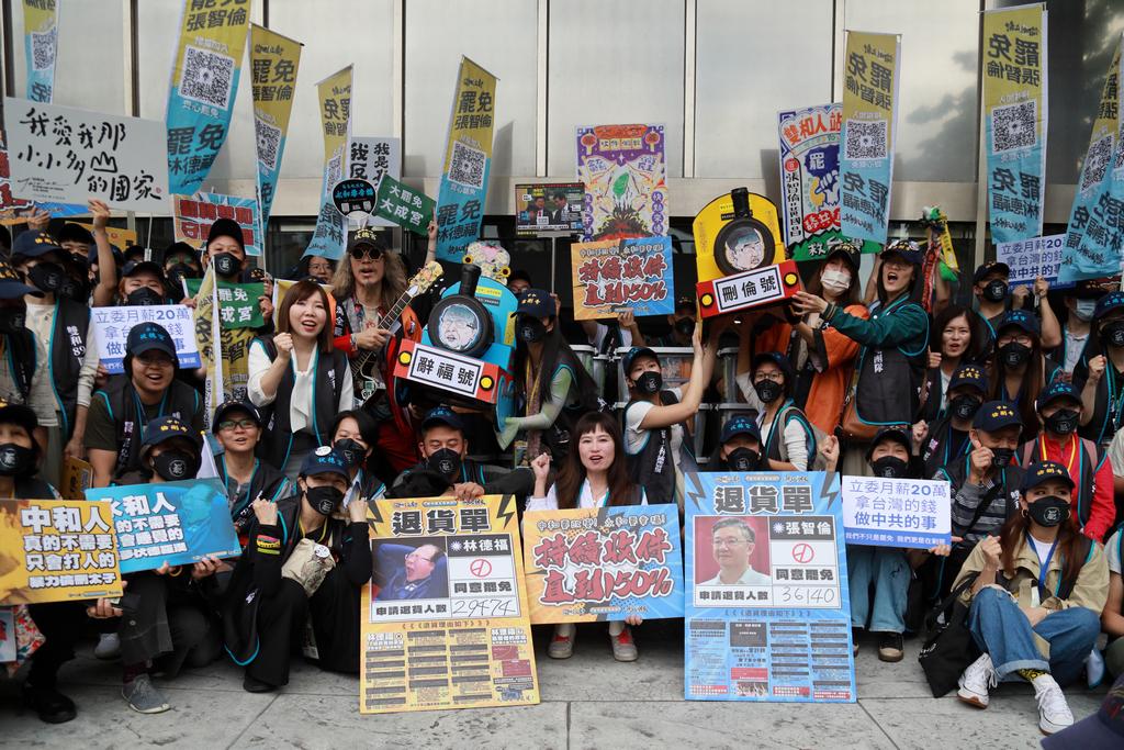  雙和罷免團體今天送件，林德福立委罷免案送件數為29,474，突破門檻123%，中和張智倫立委罷免案送件數為36,140，突破門檻125%。 圖：雙和罷團提供 