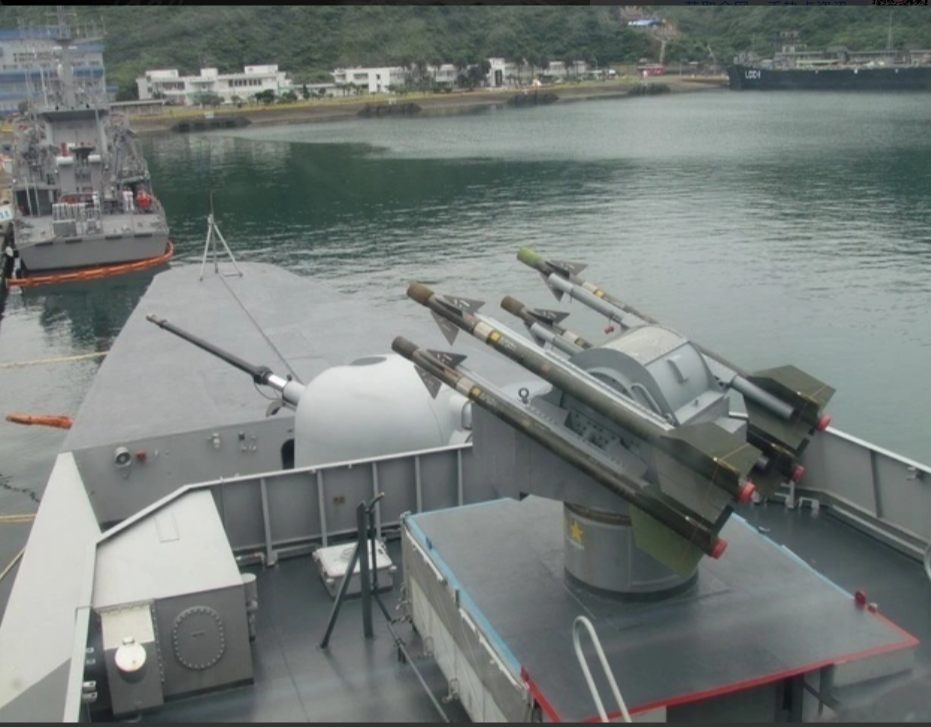 「承德」艦對空導彈火力相對孱弱，為 1 具 4 聯裝人操 RIM-72C「海榭樹」導彈發射裝置，能提供約 5 千米的防空射程。