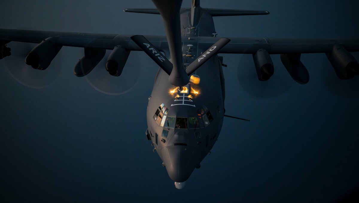 AC-130 系列在過去的二十年中，主要是在伊拉克、阿富汗等這樣的低威脅空域執行夜間對地支援任務，它依賴夜幕的掩護降低地面火力威脅。