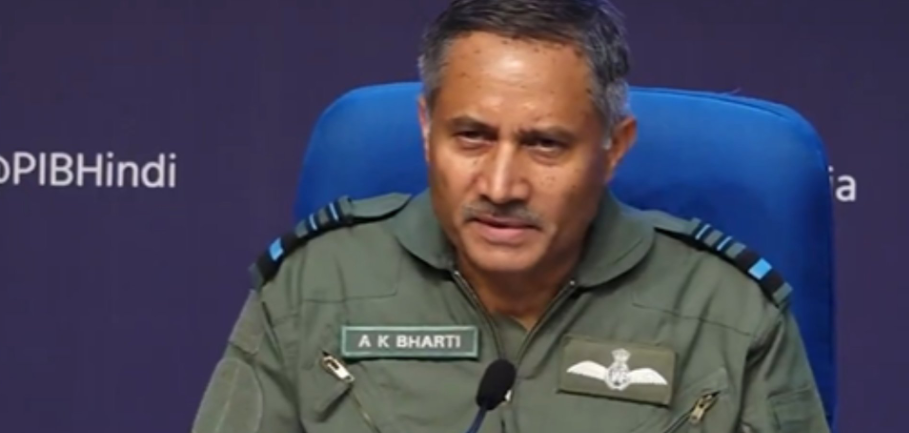  印度空軍中將巴蒂（AK Bharti）當地時間 5 月 11 日在新德里舉行的記者會上表示，印度正處在作戰狀態下，必定會有損失。 圖：翻攝自 _infinimus X 帳號 