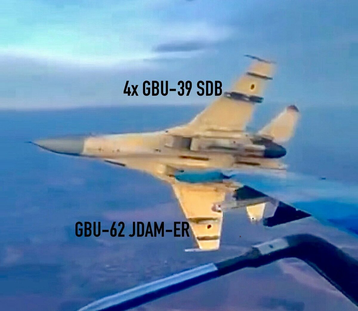  烏克蘭空軍 Su-27 戰機近期首度於一次任務中混合搭載不同彈重的精準炸彈。 圖：翻攝自 X 