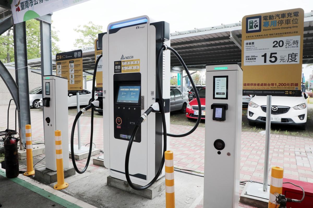 台南市政府積極打造友善電動車使用環境,爭取中央2.5億經費建置「區區有充電站」且「區區有快充」計畫,未來將於全市提供202站點。市府今日宣布首批完成建置送電位於安平區等10個行政區,包含13處充電站正式上線啟用。 圖:台南市政府提供