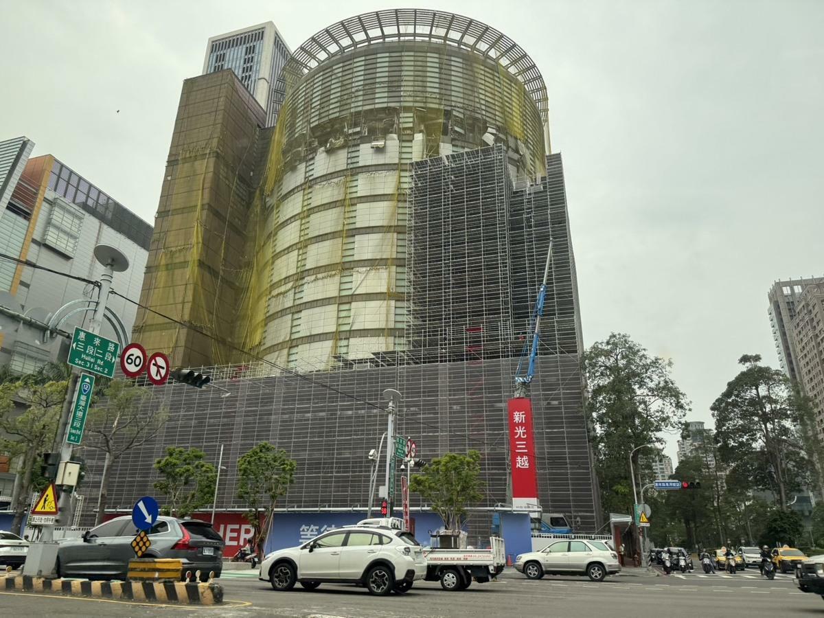 市議員江肇國、周永鴻、蔡耀頡在議會質詢批評市府高層與都發局「至今說不清楚標準」，不僅讓業者無所適從，更讓市民對公共安全產生不信任。   圖：民進黨團/提供