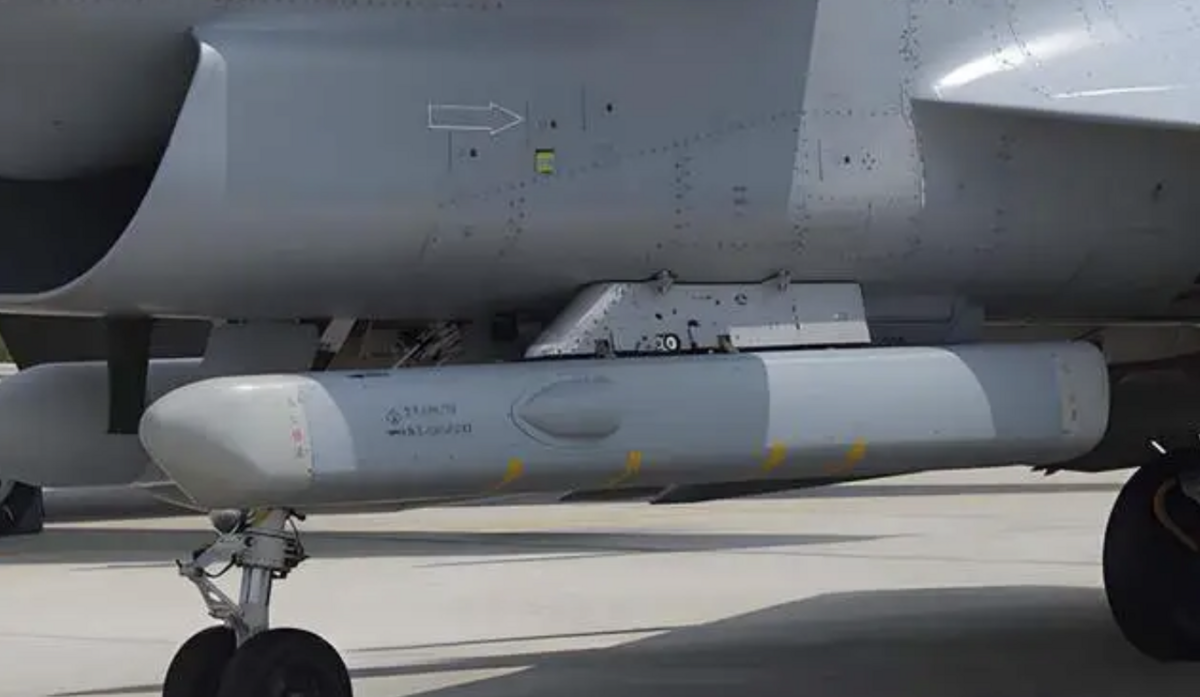  殲-10CE搭載新型電子戰吊艙，對印度空軍的雷達系統進行高強度干擾。 翻攝自 騰訊網 