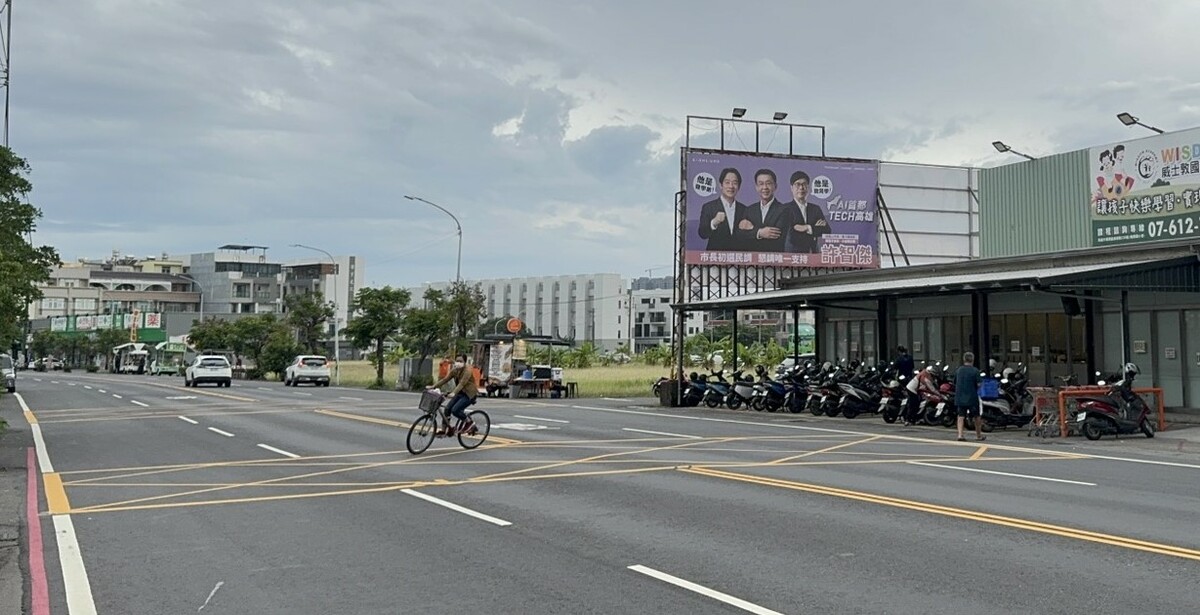賴、陳、許三人同框的新看板，在高雄街頭引人側目。   圖：許智傑辦公室/提供