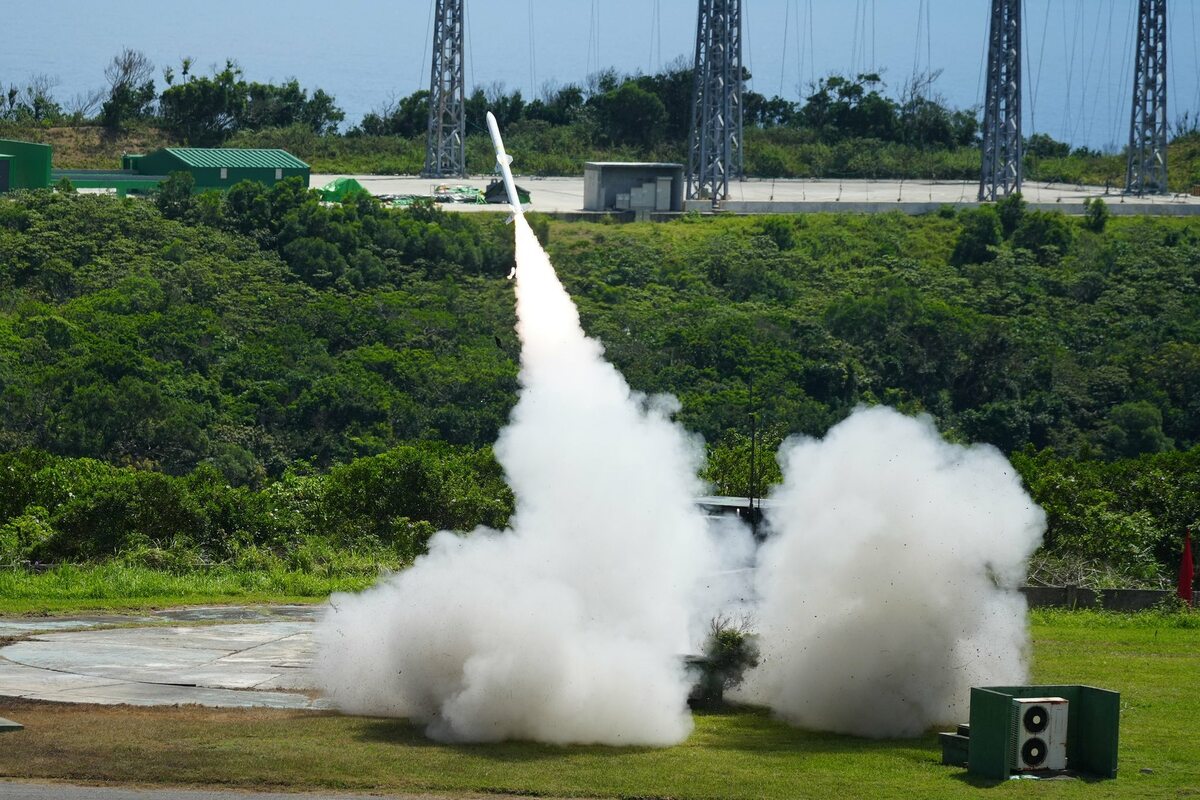 國軍「114年度精準飛彈射擊」-神弓操演，陸軍射擊劍二防空飛彈。   圖：翻攝「臉書」國防部發言人（軍聞社記者王光磊攝）