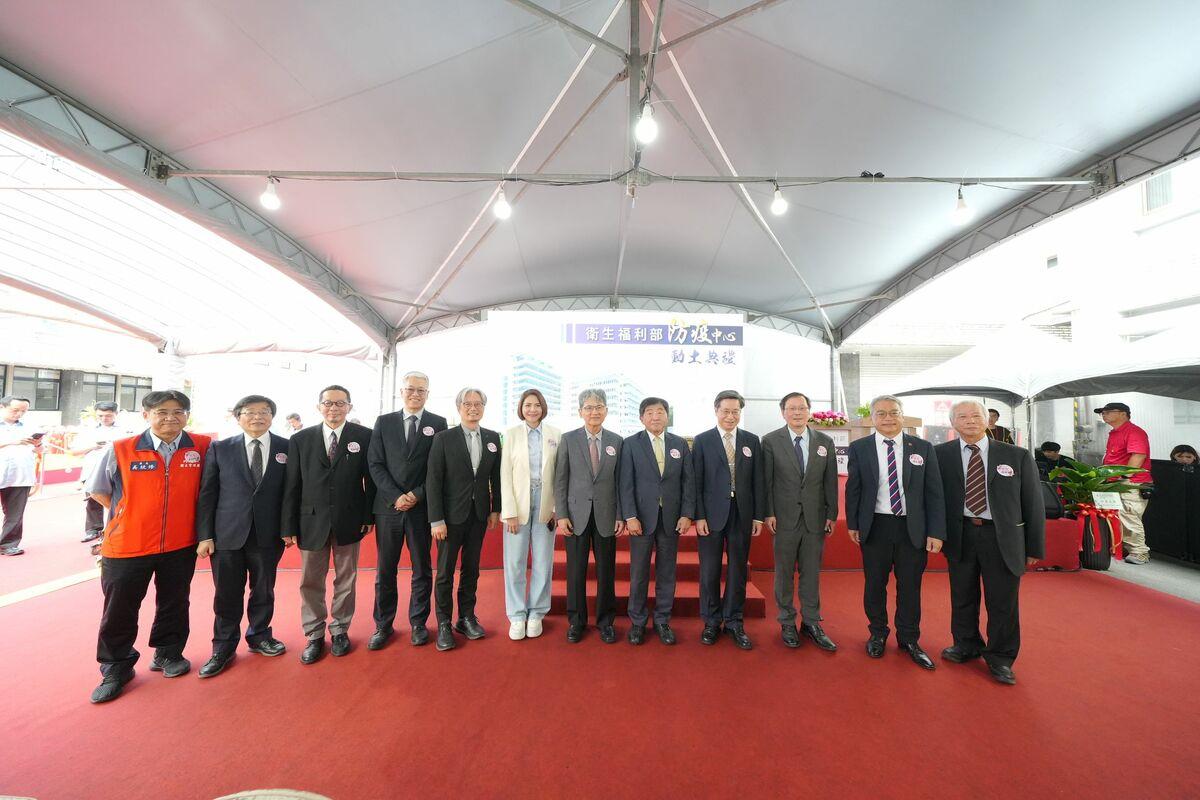 此次動土儀式在多位官員與貴賓見證下舉行，包括總統府發言人郭雅慧、政務委員陳時中、立委王正旭與陳菁徽、衛福部部長邱泰源、內政部及國發會高層官員等。   圖：疾管署／提供