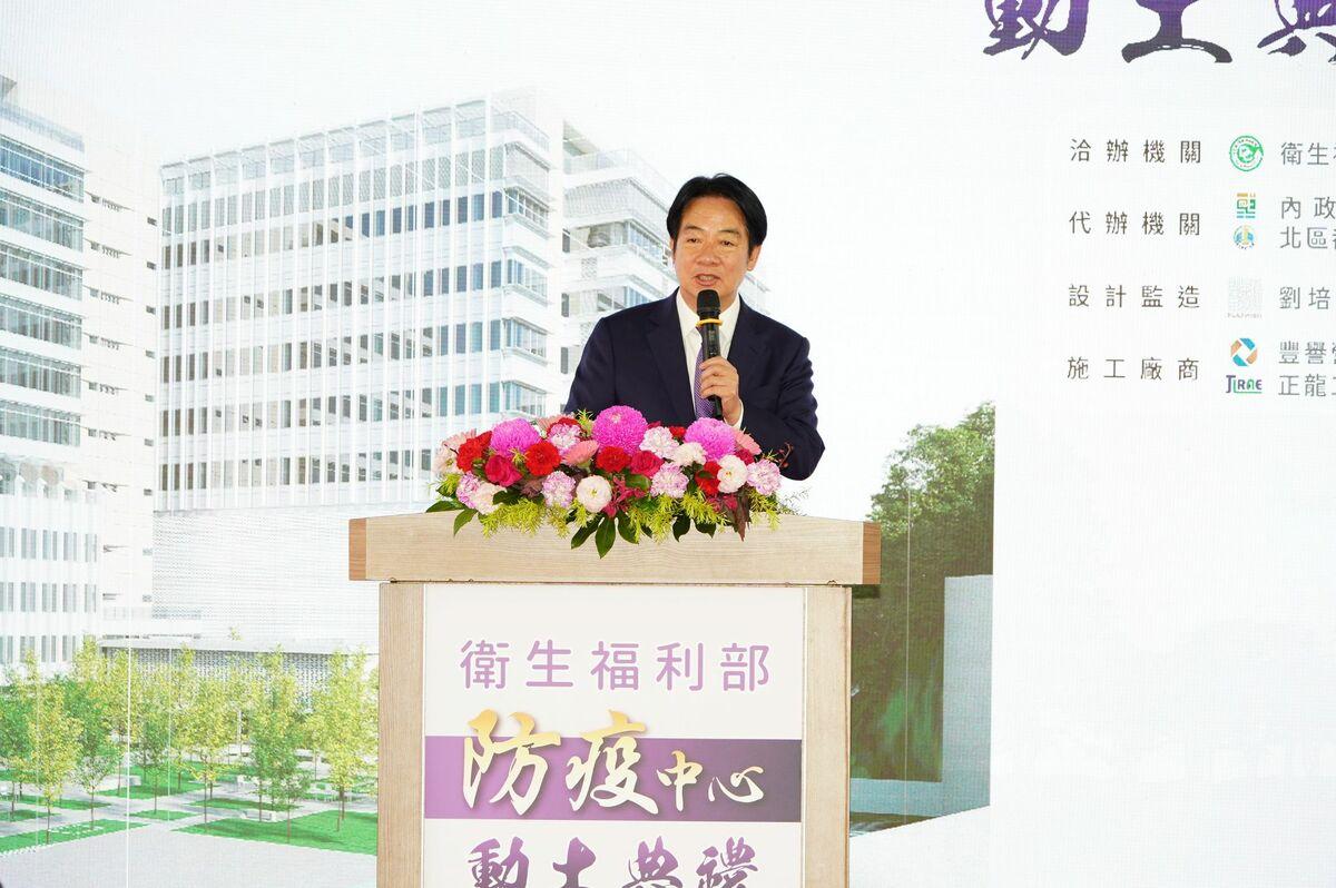 賴總統於致詞時指出，防疫中心的建設代表「健康台灣」願景的具體落實，也象徵國家對於提升醫療體系與應對傳染病挑戰的堅定承諾。   圖：疾管署／提供