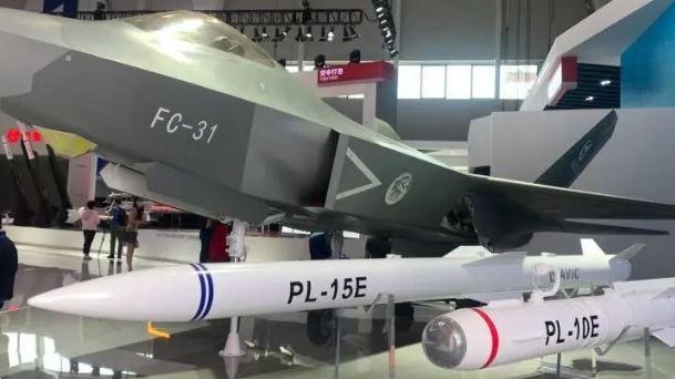 中國在霹靂-15E 上投入極為先進的 AESA 導引頭。圖為 FC-31 戰機、霹靂-15E 與霹靂-10E 的模型。 圖：翻攝自 騰訊網 / 軍武次位面 