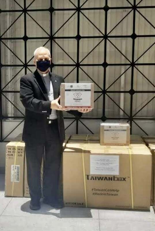 潘孟安捐贈防疫物資，受贈者是教宗良十四世   圖：屏東縣政府提供