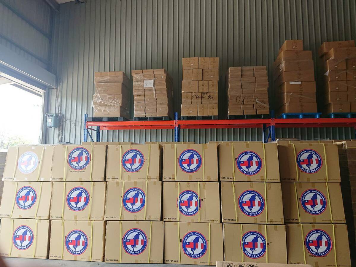 屏東縣政府在疫情期間捐贈防疫物資給世界各地   圖：屏東縣政府提供