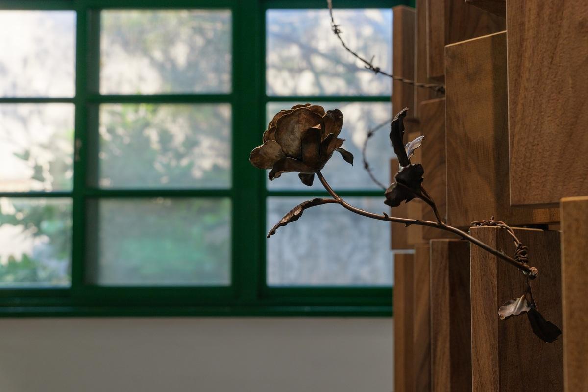  「2025綠島人權藝術季」特別邀請白色恐怖受難者黃瑞麟的後代黃旭宏參展，以《剎那．永恒》為題，傳達受難者前輩從過去苦難歷史中生長出深刻的愛、回憶與不朽的精神。 圖：文化部提供 