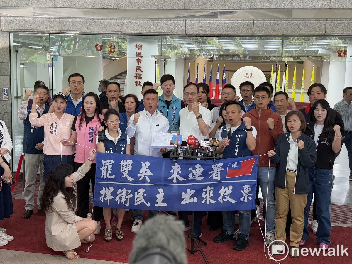 台北市議會國民黨團今舉行「罷雙吳、來連署」國民黨團總動員12區車隊掃街活動。   圖：周煊惠 / 攝