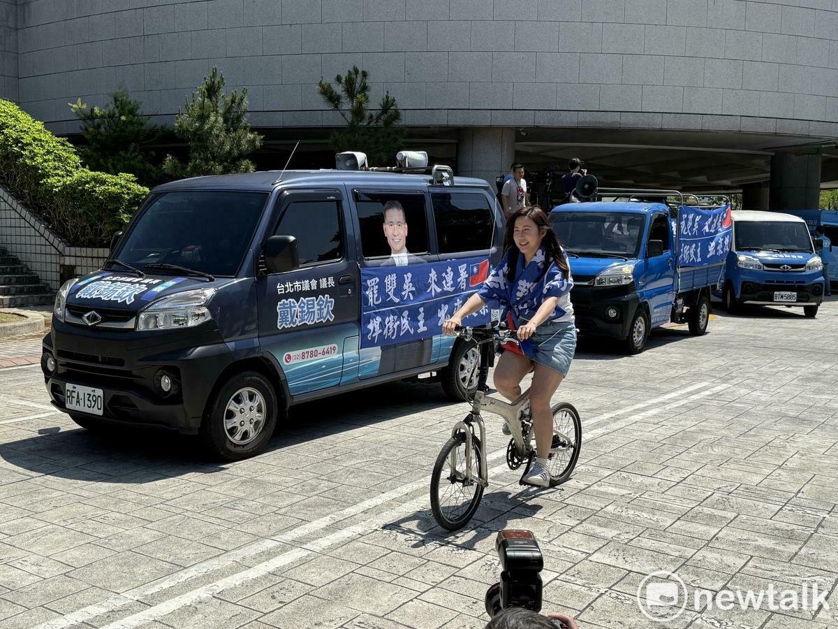 國民黨台北市議員柳采葳騎腳踏車助陣。   圖：周煊惠 / 攝