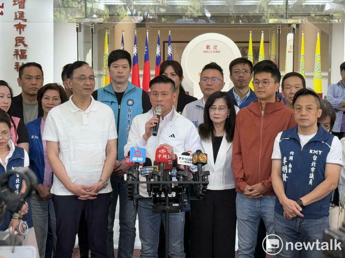 台北市議會國民黨團今（14日）於議會門口舉行「罷雙吳、來連署」國民黨團總動員12區車隊掃街活動。   圖：周煊惠 ／ 攝