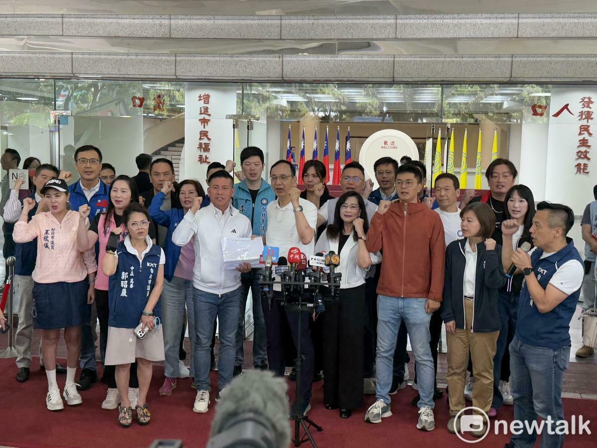 台北市議會國民黨團今（14日）於議會門口舉行「罷雙吳、來連署」國民黨團總動員12區車隊掃街活動。   圖：周煊惠 ／ 攝