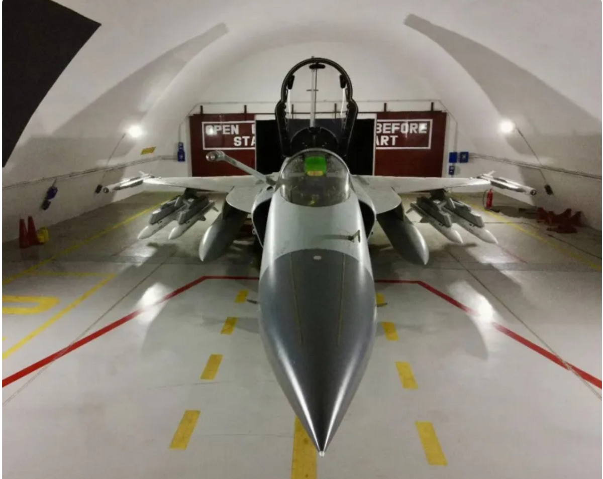  印度蘇-30MKI 部分戰機在起飛後不久即遭遠程導彈鎖定，被迫在攜彈狀態下棄飛避戰，導致數枚「布拉莫斯」導彈殘骸在距邊境約百公里處被發現。 圖：翻攝自 最瑞典 