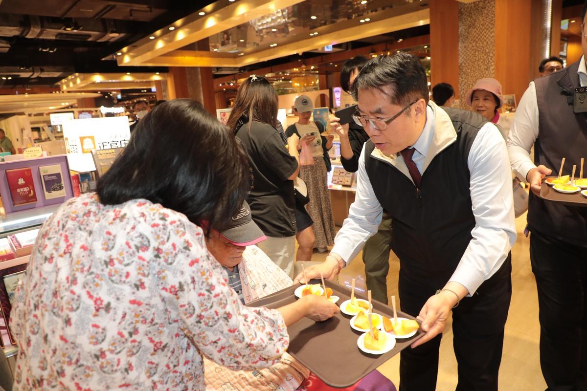 黃偉哲熱情推薦來自台南的花卉、咖啡及水果等好物,不論送禮或自用都非常合適,兼具質感與心意,邀請大家踴躍選購,親身體驗台南農民的用心。 圖:台南市政府提供