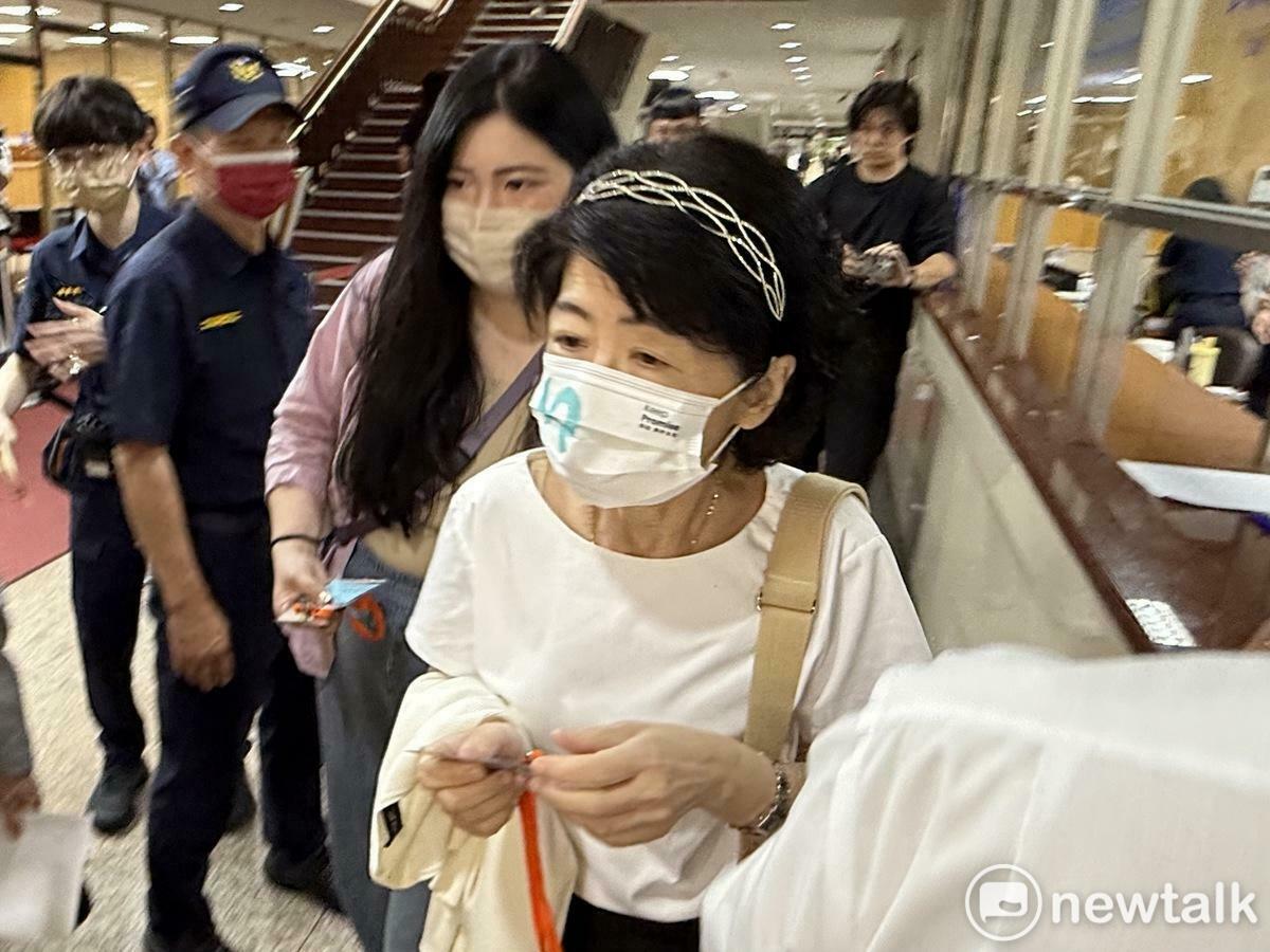 民眾黨前主席柯文哲妻子陳佩琪今天再度現身台北地方法院旁聽。   圖：周煊惠 / 攝