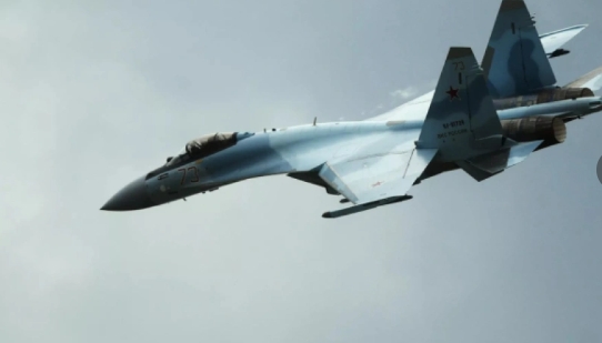  俄軍Su-35戰機突然現身波羅的海，阻撓愛沙尼亞艦艇搜索俄國影子艦隊。 圖 : 翻攝自河東三叔 