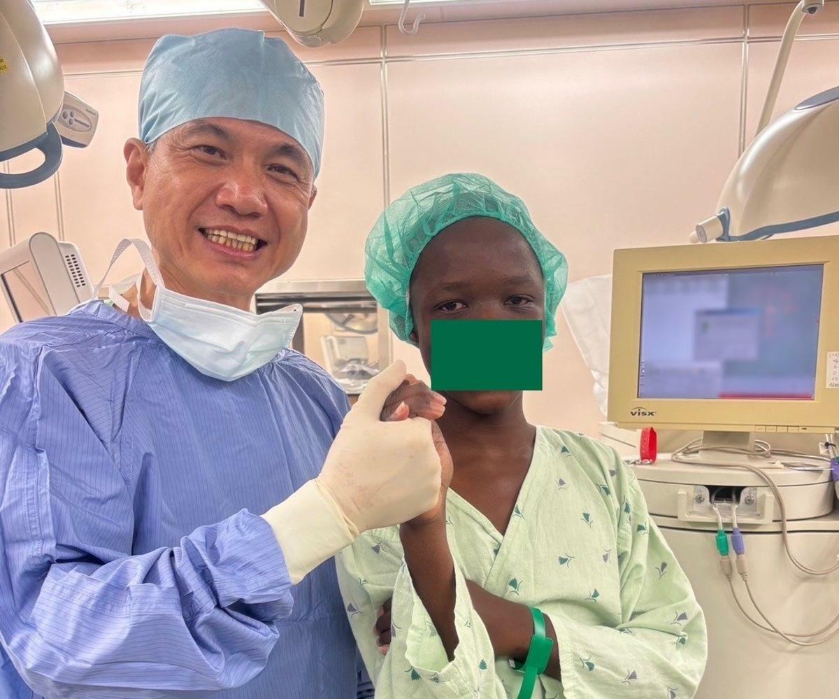 原本害羞的小清，手術後變得開朗有自信，會主動打招呼，學說「謝謝」「恭喜」，並想成為像孫啟欽醫師一樣能幫助他人的醫師。   圖：長庚醫院 ／ 提供