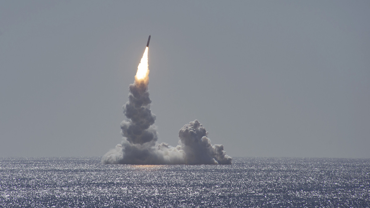 目前，法國約擁有 280 枚核彈頭，可由潛艦或戰機投射。相較之下，英國雖也擁有核武（約225枚），但其「三叉戟」系統高度依賴美國技術支援，被質疑其核威懾力的獨立性。 圖:翻攝自X帳號@USPacificFleet