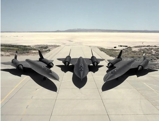  SR-71A和SR-71B教練機(中) 圖 : 翻攝自US AirForce 