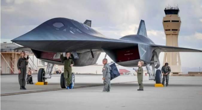  電影捍衛戰士-2 獨行俠中的暗星戰機模型傳說就是暗SR-72 黑鳥之子原型製作。 圖 : 翻攝自US AirForce 