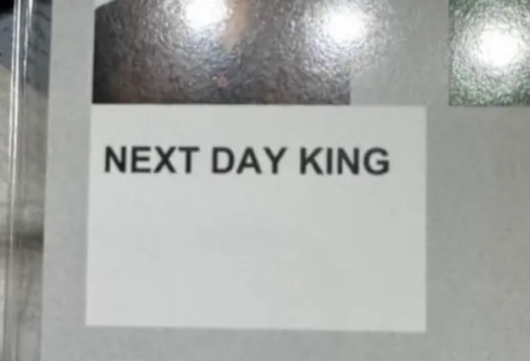 世壯運志工英譯姓名錯誤百出，一名王姓志工的英譯姓名竟直接寫成「NEXT DAY KING」，當事人也傻眼。   圖：翻攝簡舒培臉書粉專