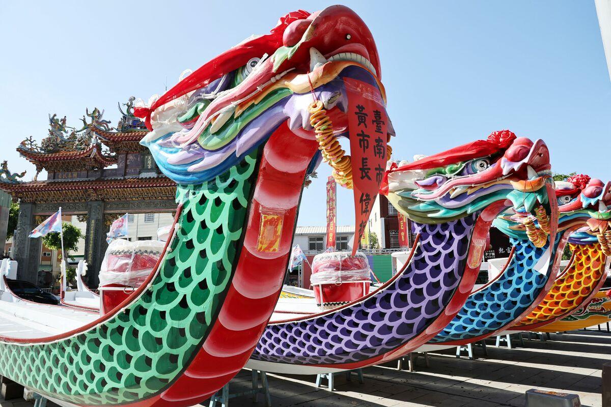 2025台南國際龍舟錦標賽即將在5月27日至31日於台南運河安億橋至承天橋盛大舉行，台南市政府今日在安平開台天后宮舉行龍舟開光點睛儀式，象徵活動正式啟動，市長黃偉哲擔任主祭官，逐一為龍舟開光點睛。   圖：台南市政府提供