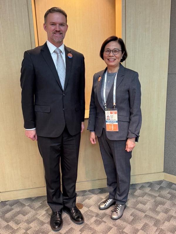 行政院經貿談判辦公室指出，總談判代表楊珍妮在韓國濟州舉行的APEC貿易部長會議期間，於5月15日與美國貿易代表Jamieson Greer會談，氣氛友好融洽。   圖：經貿辦提供