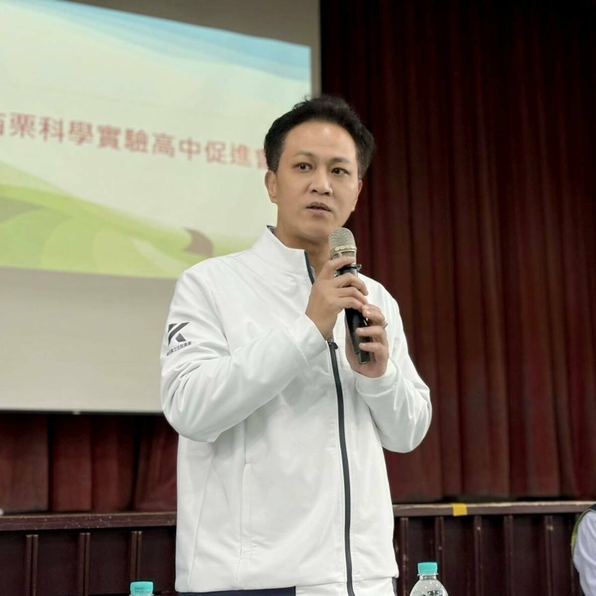 邱鎮軍16日駁斥提告是為了報復罷團，並嗆本來就要提告。   圖：翻攝自邱鎮軍臉書（資料照）