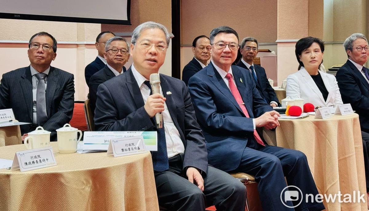行政院今（16日）由院長卓榮泰率副院長鄭麗君、秘書長龔明鑫和多位政務委員召開執政周年記者會。   圖：謝莉慧/攝