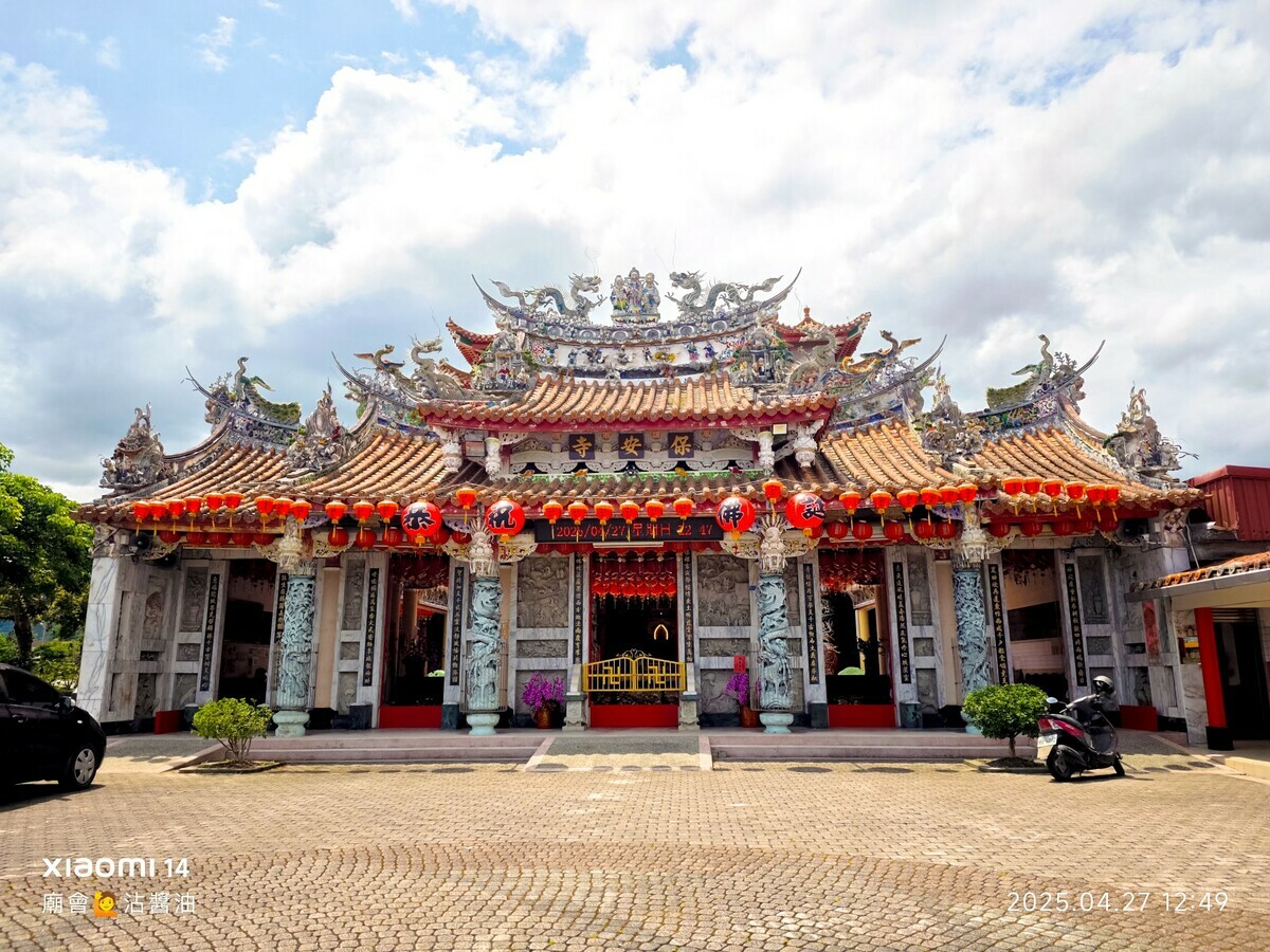  據廟方人員轉述，傅崐萁曾現身花蓮帝君廟虔誠參拜，卻擲不到聖筊，最後臉一沉就離去。 圖：翻攝自花蓮帝君廟臉書（資料照） 