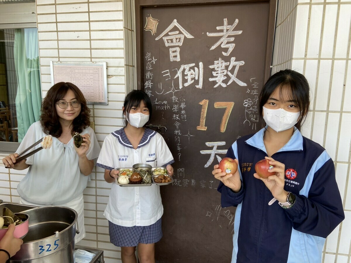 復興國中在考試前不只為考生舉辦祭孔活動，祈福考試順利，營養午餐也特別開立「包糕粽、高昇蹄膀、雞絲炒鳳梨、開陽白菜、筍片排骨湯」與「追分成功5A＋＋」等菜單，祝福考生可以步步高昇、金榜題名、及時旺來、開陽好運連連。   圖：台南市政府提供