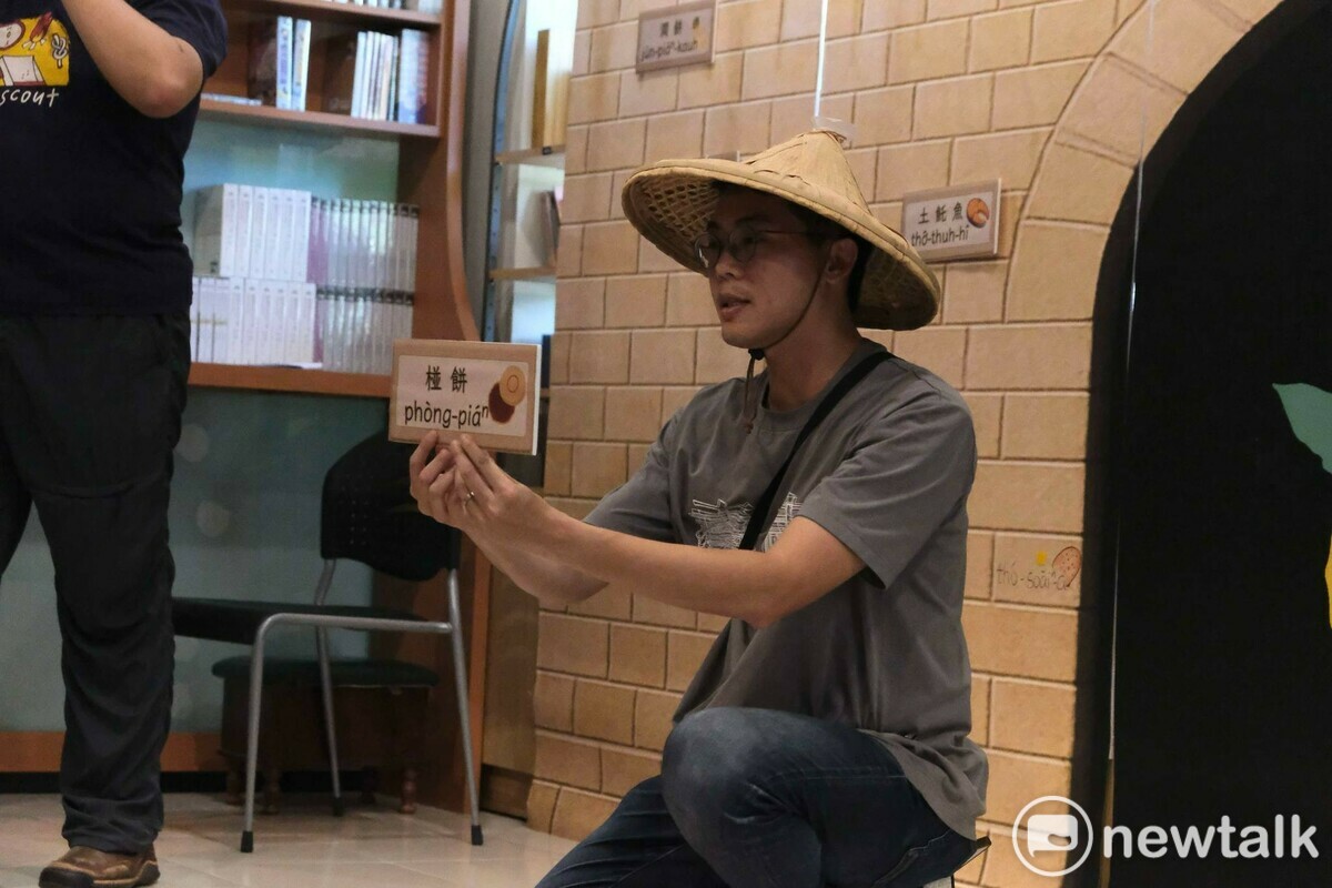 台灣教會公報社舉辦府城三百「細漢店長」體驗活動，邀請台南市議員李宗霖擔任遊戲關主一同與小朋友闖關同歡。   圖：黃博郎／攝