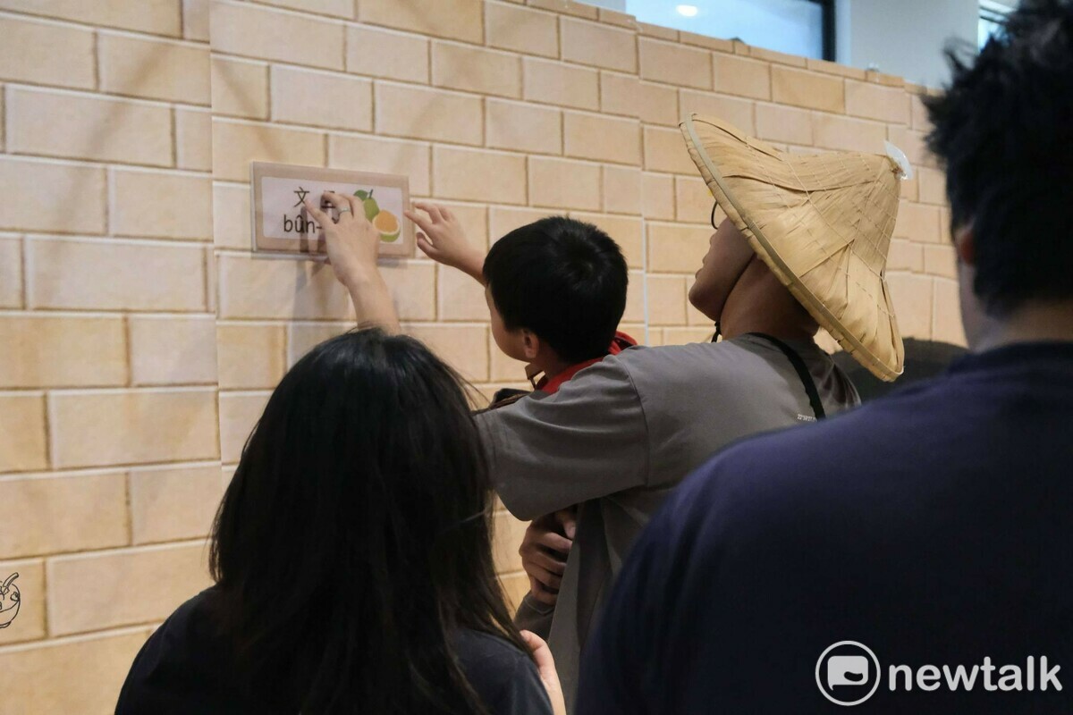 台灣教會公報社舉辦府城三百「細漢店長」體驗活動，邀請台南市議員李宗霖擔任遊戲關主一同與小朋友闖關同歡。   圖：黃博郎／攝