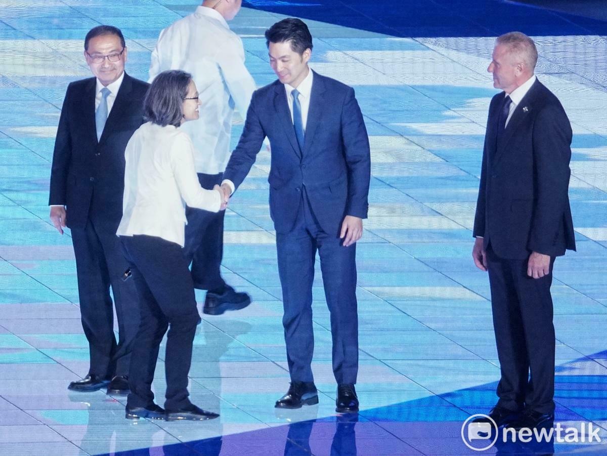 副總統蕭美琴出席2025世壯運開幕式，與台北市長蔣萬安、新北市長侯友宜握手。   圖：張良一 / 攝