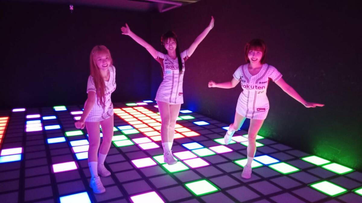 三位樂天女孩下場體驗人生跑馬燈-跳格子遊戲。   圖：孫家銘攝