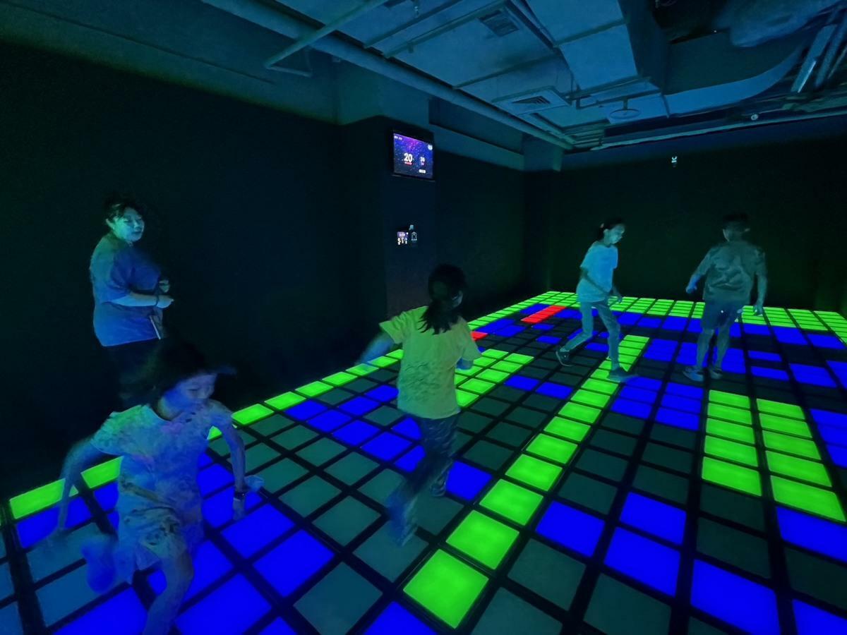 「炫動樂園潮玩遊戲」提供港都大人、小孩釋放電力的好地方。   圖：孫家銘攝