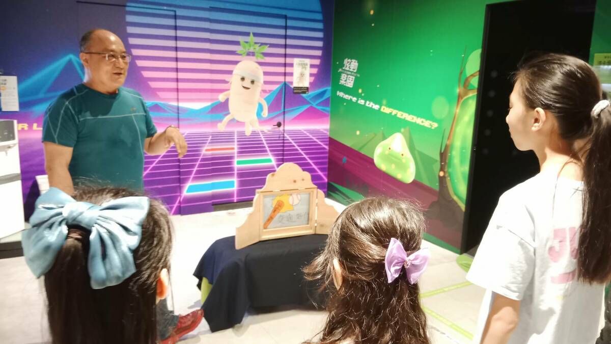 說故事達人「紅豆冰哥哥」透過「紙芝居 」故事箱，宣導小朋友交通安全。   圖：孫家銘攝