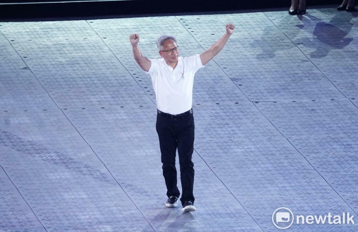 輝達（NVIDIA）創辦人黃仁勳擔任2025世壯運開幕典禮的科技聖火代表。   圖：張良一 / 攝