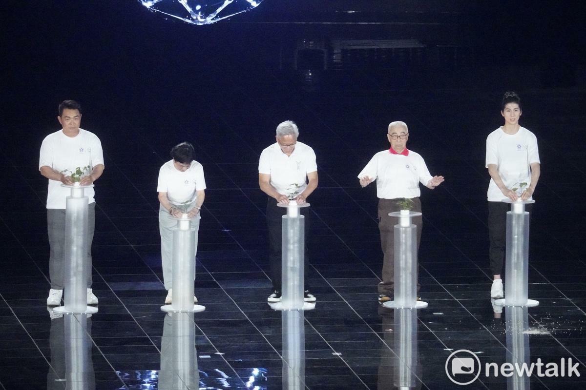 2025世壯運開幕式由5位聖火代表包括：棒球傳奇彭政閔（左1）、奧運拳擊金牌林郁婷（右1）、「最年長羽球員」林友茂（右2）、金馬影后張艾嘉（左2）及科技代表黃仁勳（中）共同點燃聖火。   圖：張良一 / 攝