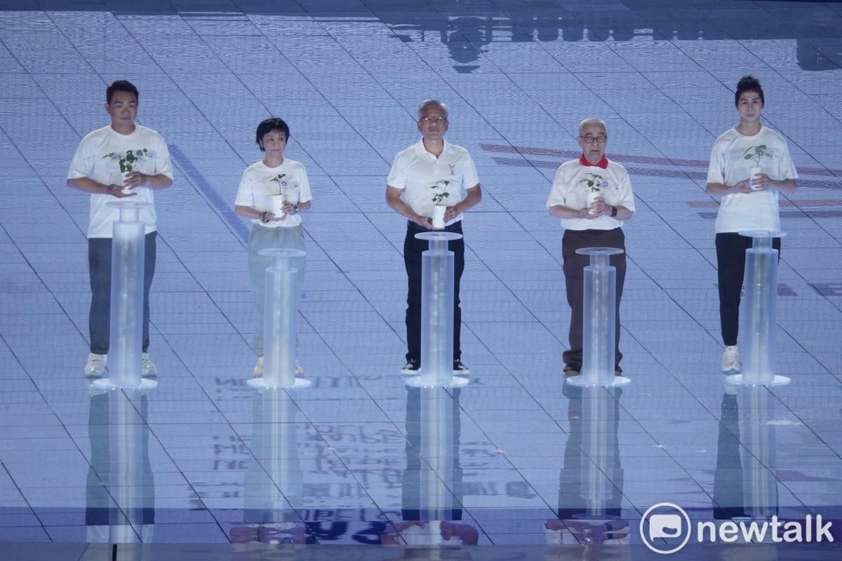 2025世壯運開幕式由5位聖火代表包括：棒球傳奇彭政閔（左1）、奧運拳擊金牌林郁婷（右1）、「最年長羽球員」林友茂（右2）、金馬影后張艾嘉（左2）及科技代表黃仁勳（中）共同點燃聖火。   圖：張良一 / 攝