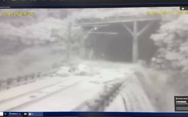 台鐵和仁崇德間土石流淹軌道 晚間進場搶修