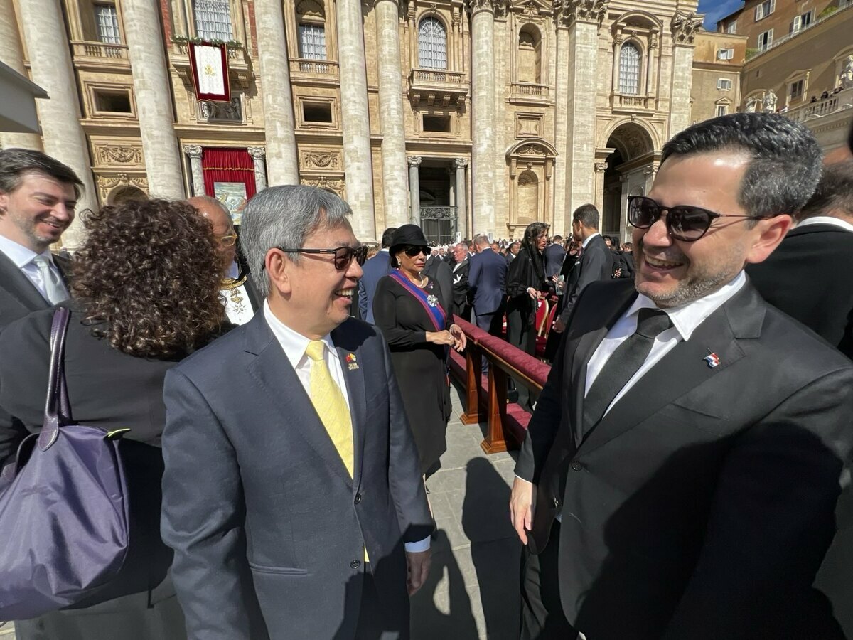 總統特使陳建仁前副總統於典禮後會見教宗良十四世（Pope Leo XIV），代表賴清德總統致意，轉達我國政府、人民及天主教社群的誠摯祝賀。   圖:外交部提供