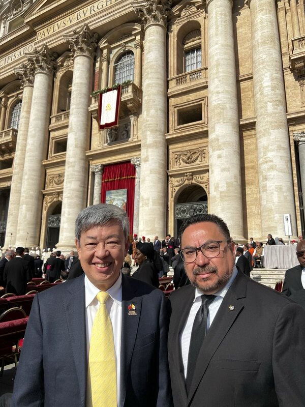 總統特使陳建仁前副總統與瓜地馬拉特使駐教廷大使阿爾弗雷多·巴斯克斯·裡維拉合影。   圖:外交部提供