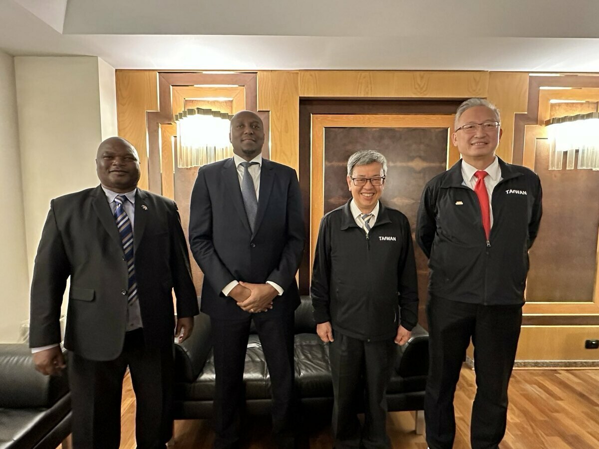 總統特使陳建仁前副總統17日在羅馬後，在機場會議上同樣參加教宗就職儀式的史瓦帝尼王國總理戴羅素（Russell Dlamini）。   圖:外交部提供