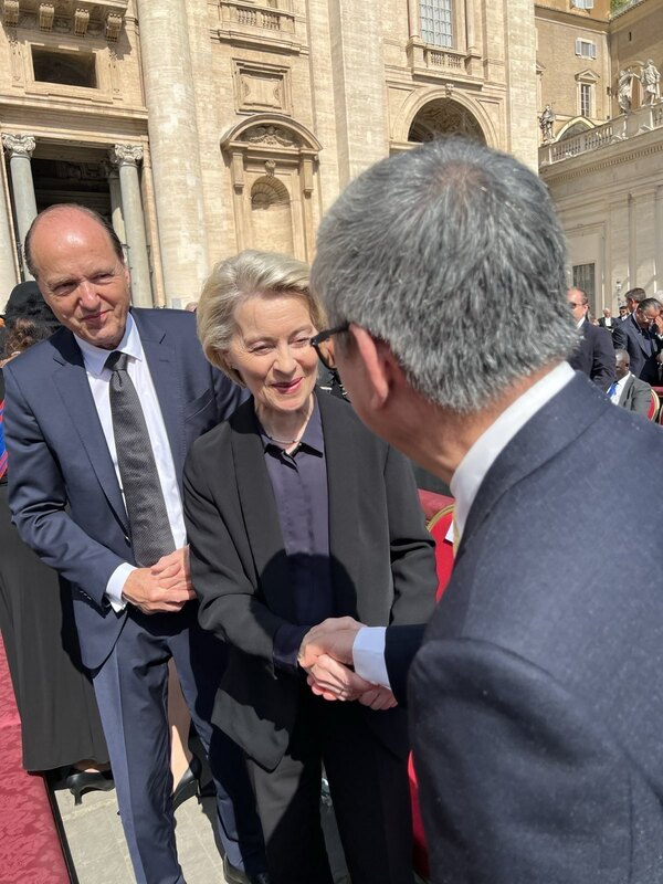 總統特使陳建仁前副總統與歐盟委員會主席馮德萊恩（Ursula von der Leyen）握手致意。