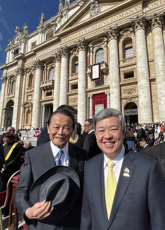 總統特使陳建仁與日本特使、前首相麻生太郎眾議員合照。   圖:外交部提供